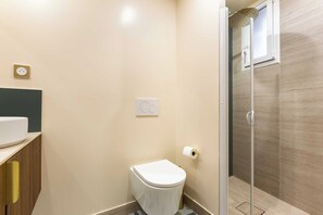 Douche, sèche-cheveux, serviettes fournies