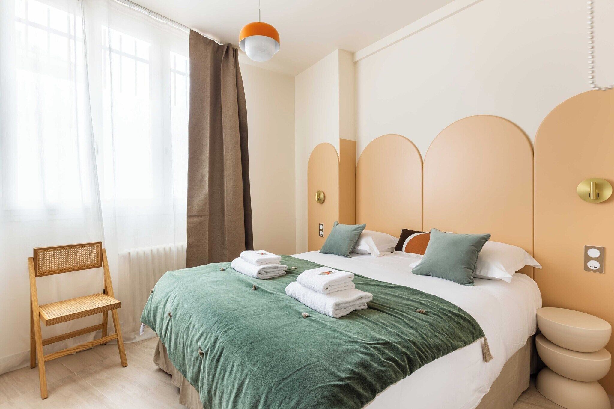 Een bureau, een strijkplank/strijkijzer, reisbedje, gratis wifi