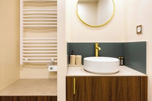 Douche, sèche-cheveux, serviettes fournies