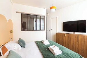 Desk, iron/ironing board, travel cot, free WiFi - Port-Royal Residence - Modern studio- 3P (Paris)
