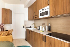 Réfrigérateur, micro-ondes, plaque de cuisson, lave-vaisselle