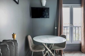 Dining - Charming studio - 1P- Canal Saint-Martin (Paris)