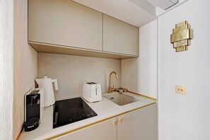 Wasserkocher mit Kaffee-/Teezubehör, Kühlschrank, Mikrowelle, Herdplatte