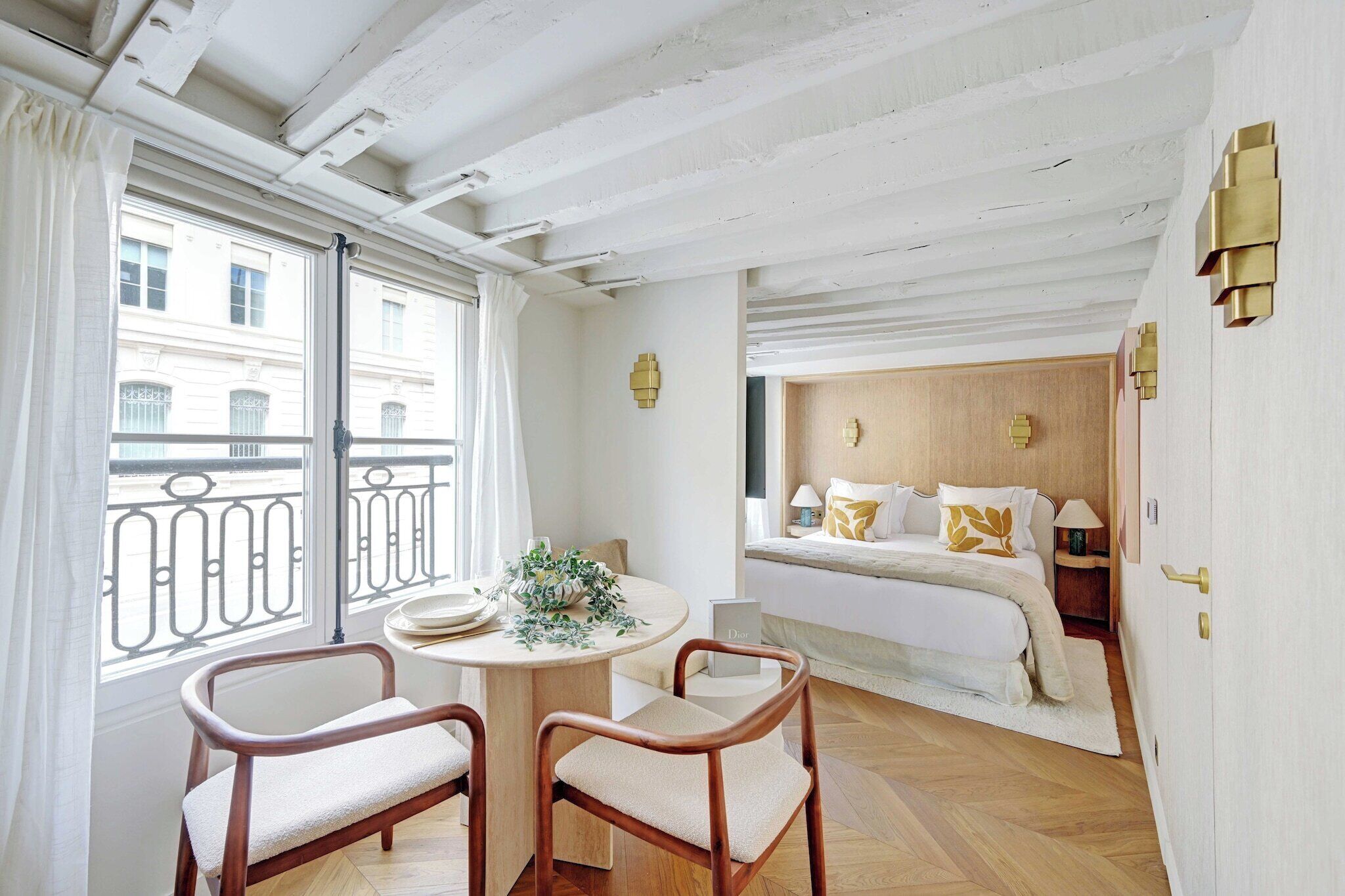 Bureau, fer et planche à repasser, accès au Wi-Fi (inclus)