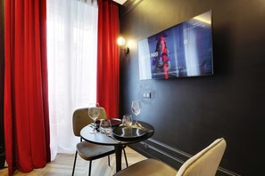 Dining - Luxurious Suite with AC Le Marais Beaubourg (Paris)
