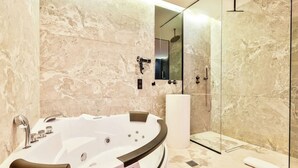 Shower, hair dryer, towels - Wonderful Suite with AC Le Marais Beaubourg (Paris)