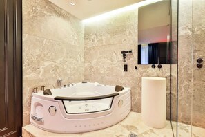 Douche, sèche-cheveux, serviettes fournies