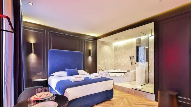 Iron/ironing board, bed sheets - Wonderful Suite with AC Le Marais Beaubourg (Paris)