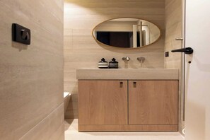 Shower, hair dryer, towels - Charming modern Studio with AC - Le Marais (Paris)