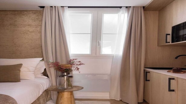 Een bureau, een strijkplank/strijkijzer, gratis wifi, beddengoed
