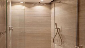 Een douche, een haardroger, handdoeken