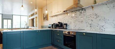 Kjøleskap, mikrobølgeovn, ovn og kokeplater