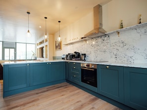 Microwave, oven, dishwasher, coffee/tea maker