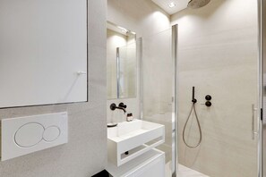 Shower, hair dryer, towels - Modern Studio with AC in the heart of Paris (Paris)