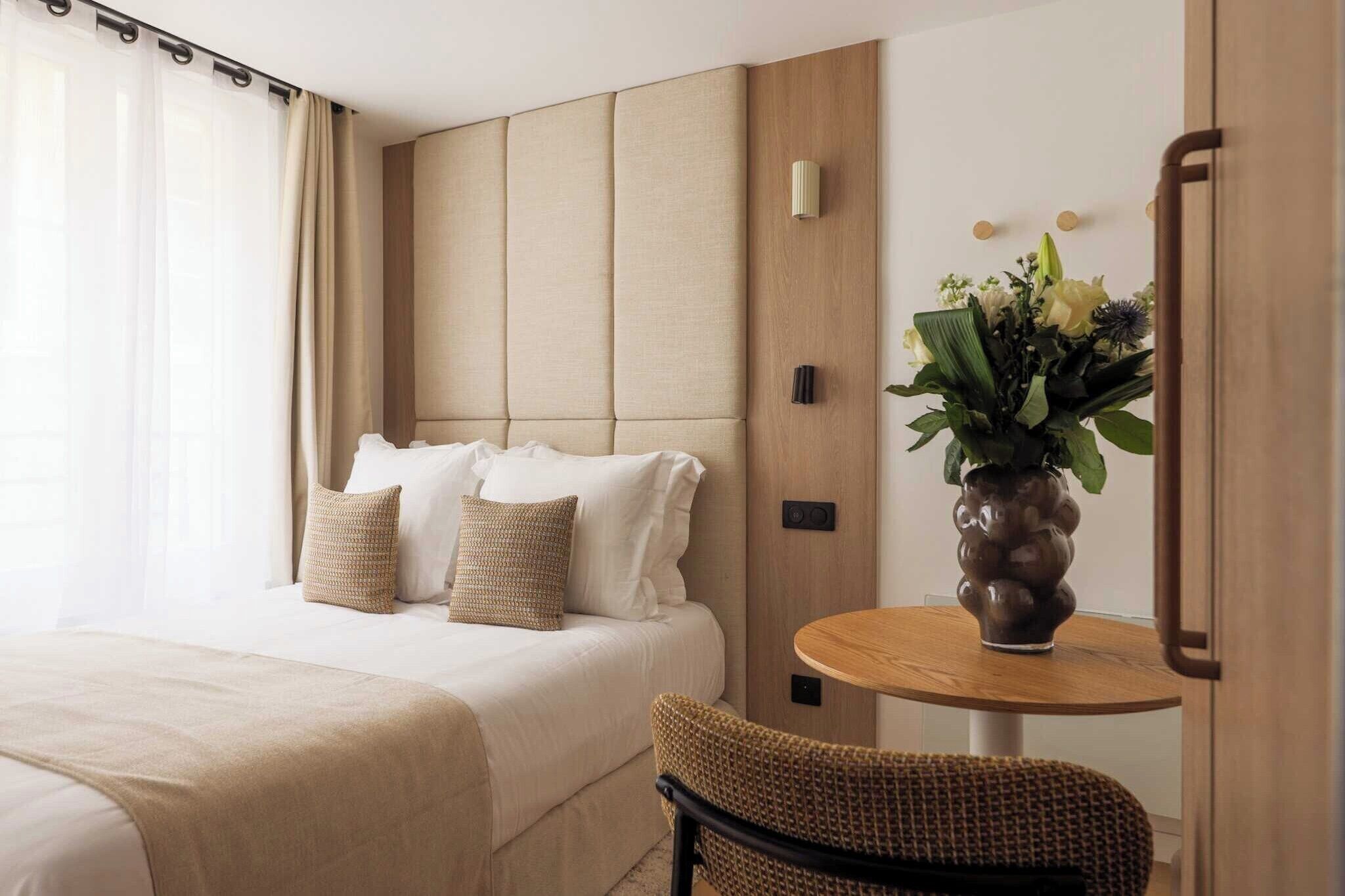 Escritorio, tabla de planchar con plancha, wifi gratis y ropa de cama