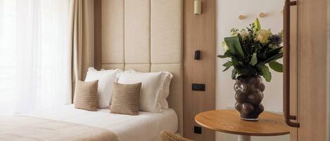 Escritorio, tabla de planchar con plancha, wifi gratis y ropa de cama