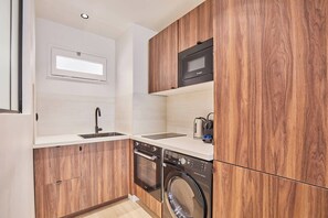 Fridge, microwave, stovetop, coffee/tea maker - THE Parisian SUITE / Center of Paris (Paris)