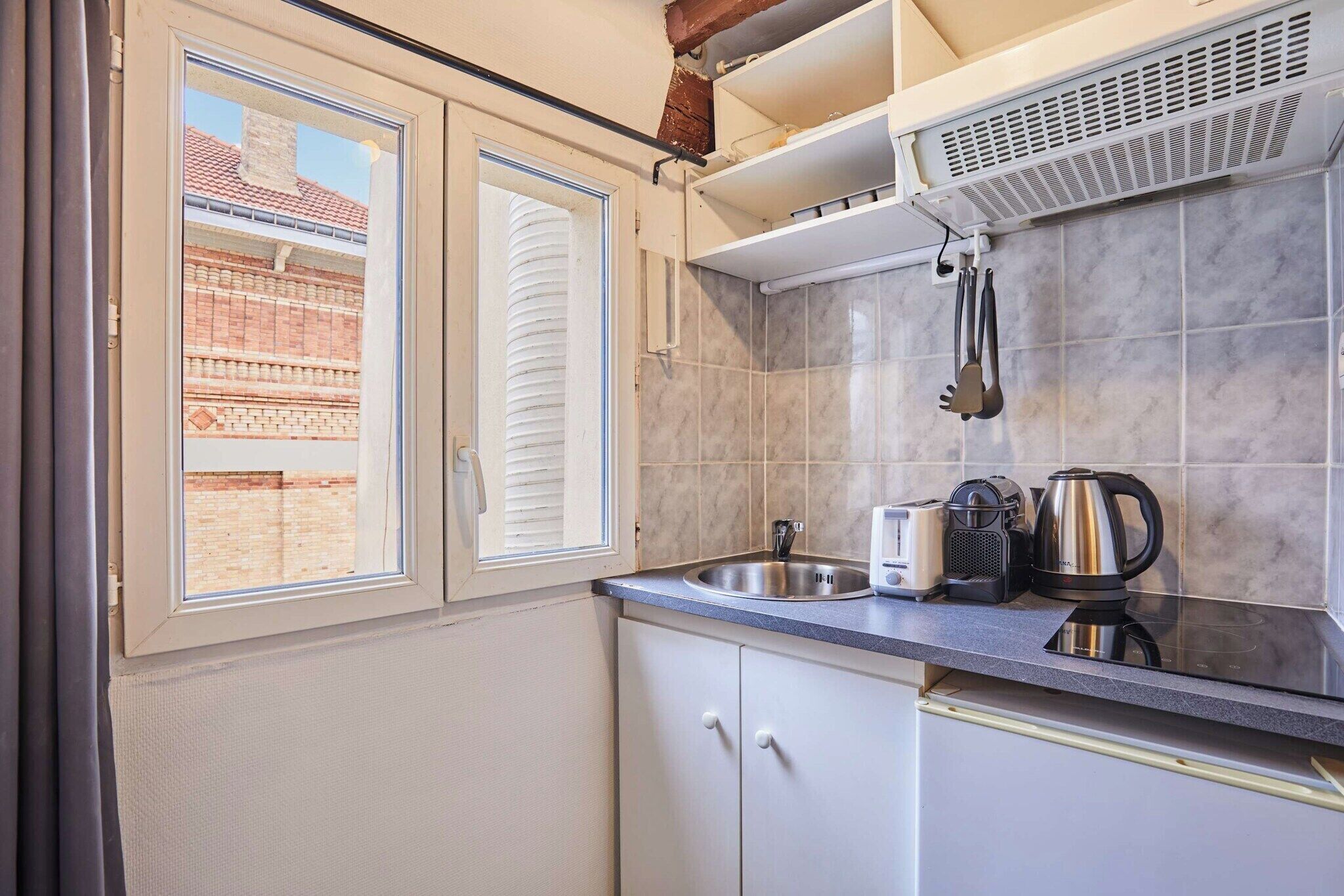 Réfrigérateur, four à micro-ondes, surface de cuisson, cafetière-théière