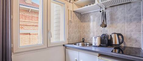 Réfrigérateur, four à micro-ondes, surface de cuisson, cafetiÚre-théiÚre