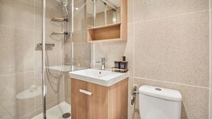 Een douche, een haardroger, handdoeken