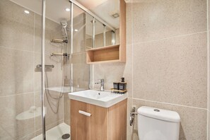 Shower, hair dryer, towels - Elegant Studio Center of Paris (Paris)