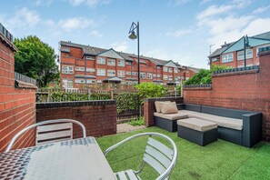 Outdoor dining - Arena Central - Contractors-Relocation-Parking (Ladywood)