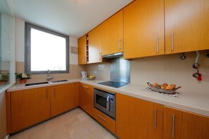Fridge, microwave, oven, stovetop - APARTMENT SOPHIA, Terraços de Tavira (Tavira)