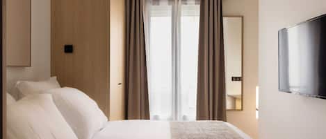 Bureau, fer et planche à repasser, accès Internet, draps fournis