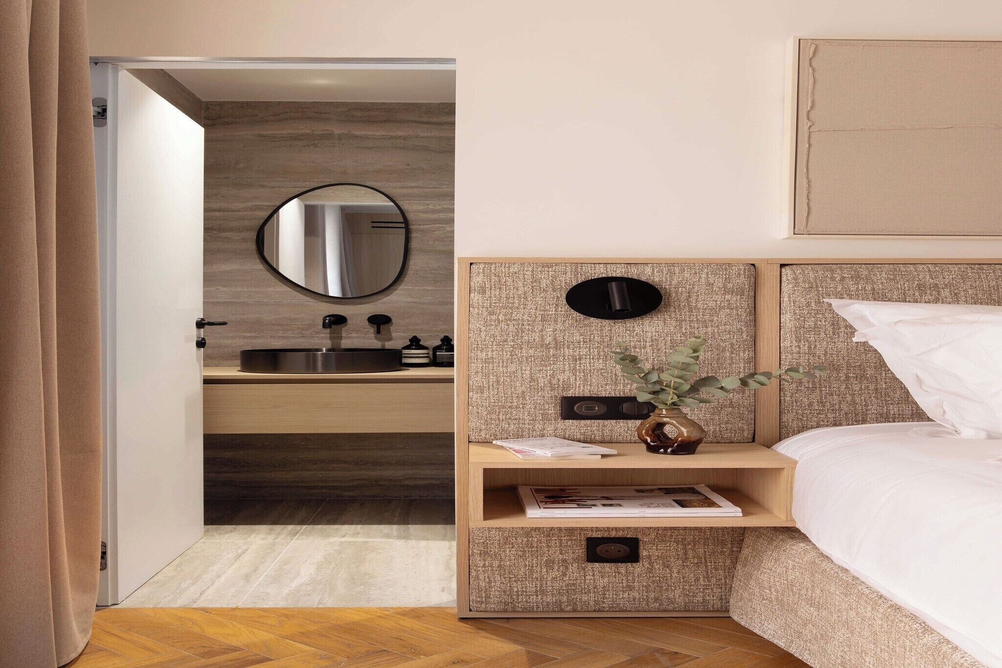 Bureau, fer et planche à repasser, accès au Wi-Fi (inclus)