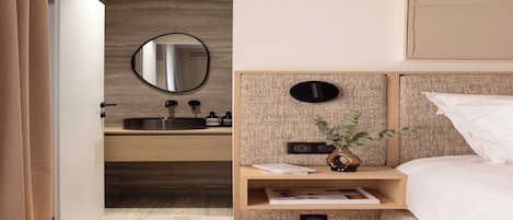 Bureau, fer et planche à repasser, accès à Internet, literie fournie
