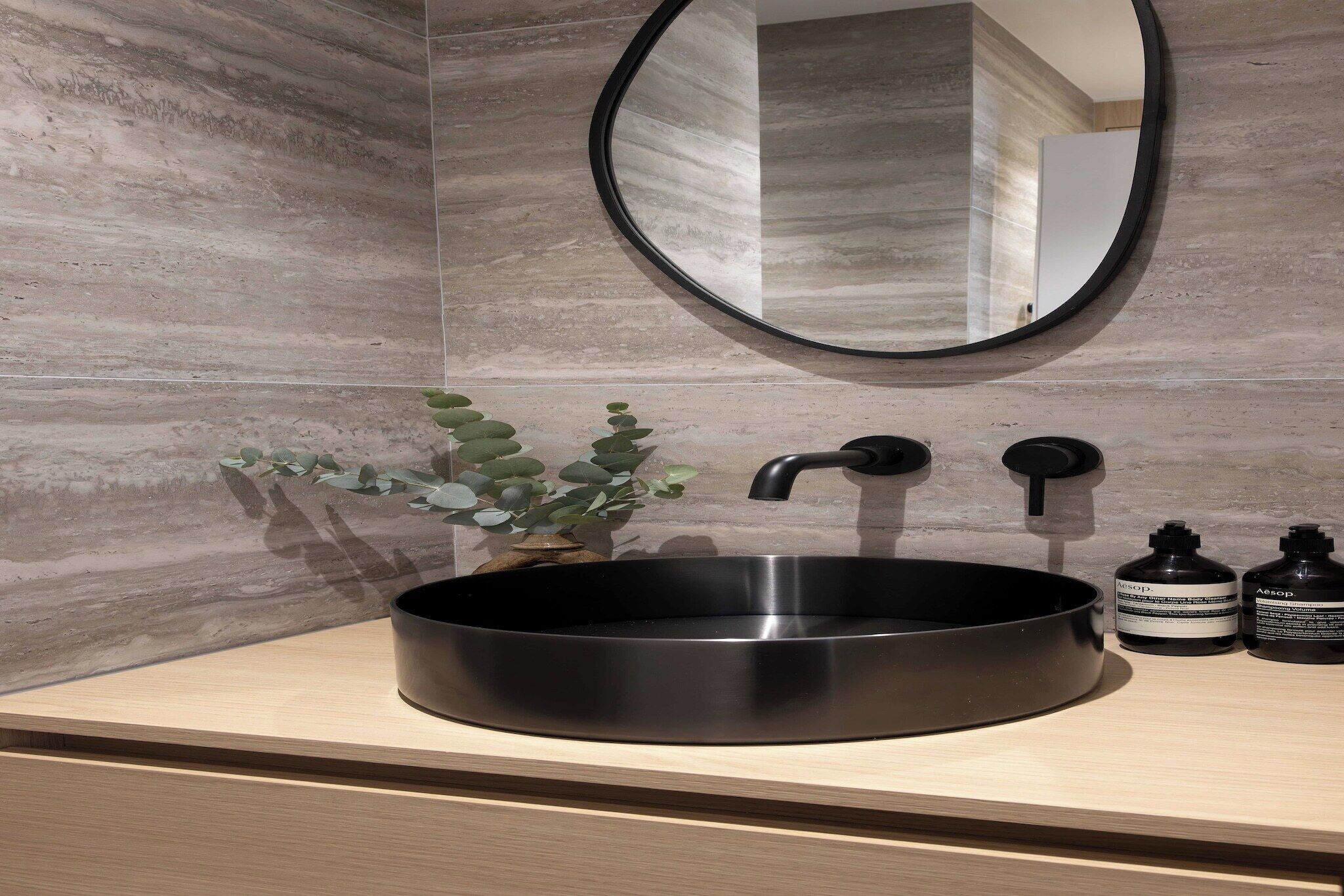 Regadera, secadora de cabello, toallas 