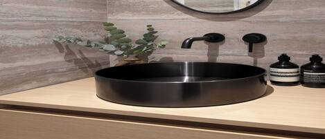 Regadera, secadora de cabello, toallas