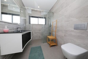 Shower, hair dryer - PEROGIL SUITES: “POPPY”, Quinta do Perogil (Tavira)