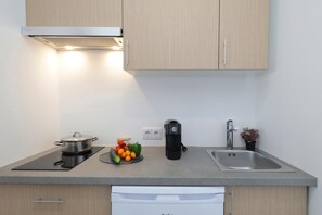 Réfrigérateur, micro-ondes, plaque de cuisson, cafetière/bouilloire