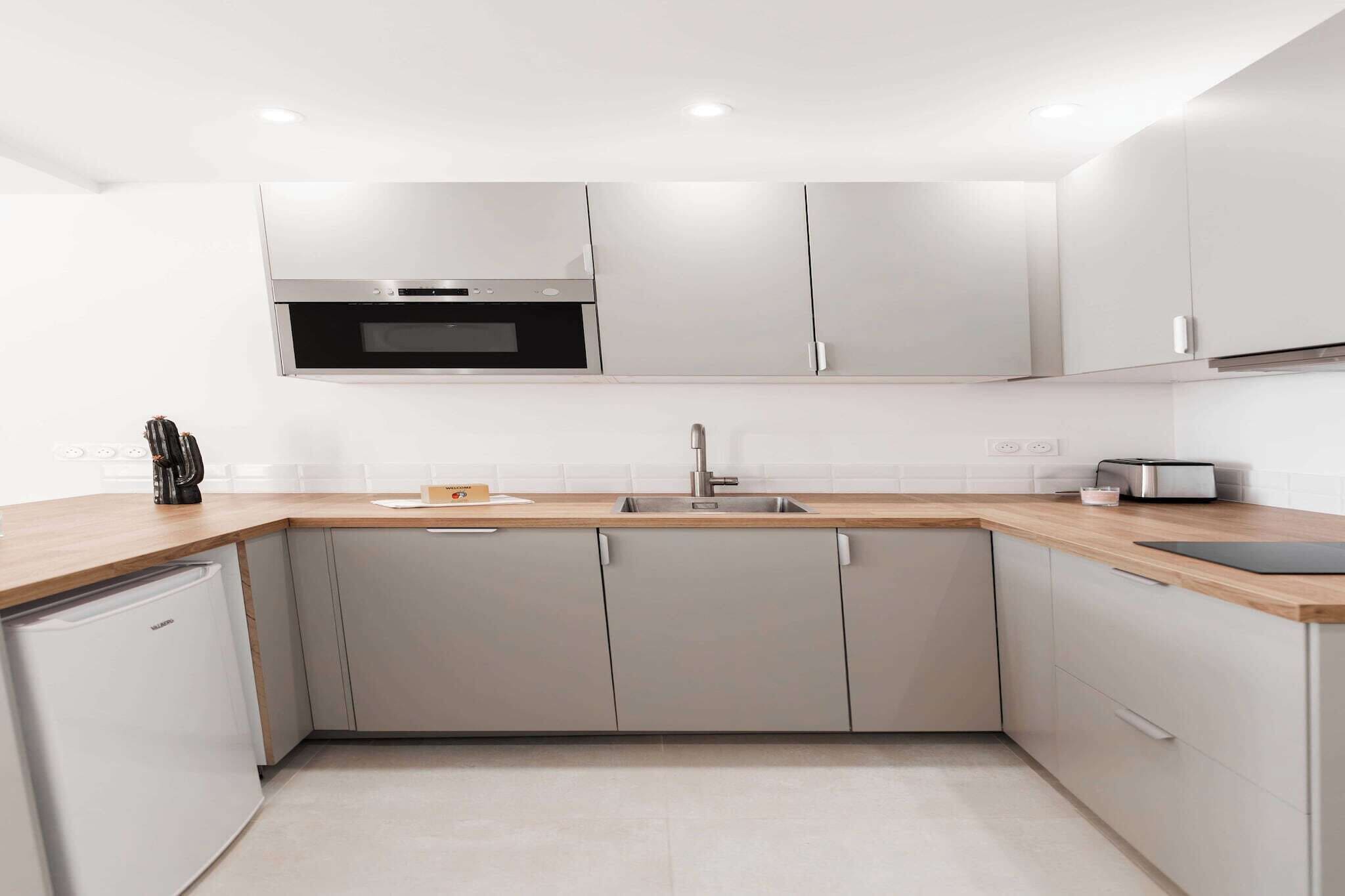 Fridge, microwave, stovetop, cookware/dishes/utensils