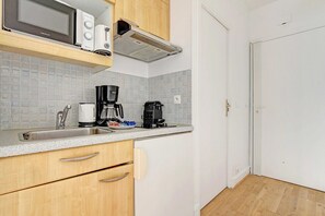 Jääkaappi, mikroaaltouuni, liesi, kahvin-/teenkeitin