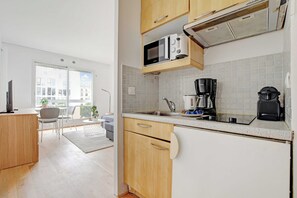 Fridge, microwave, stovetop, coffee/tea maker - Charming studio - 2P - balcony - Saint Honore (Paris)