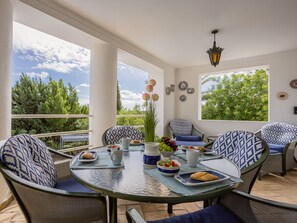 Outdoor dining - VILLA JACARANDA, Quinta do Perogil (Tavira)