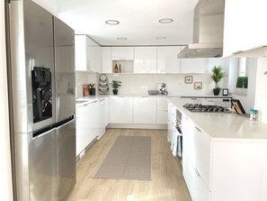 ثلاجة، ميكروويف، فرن، غسالة أطباق