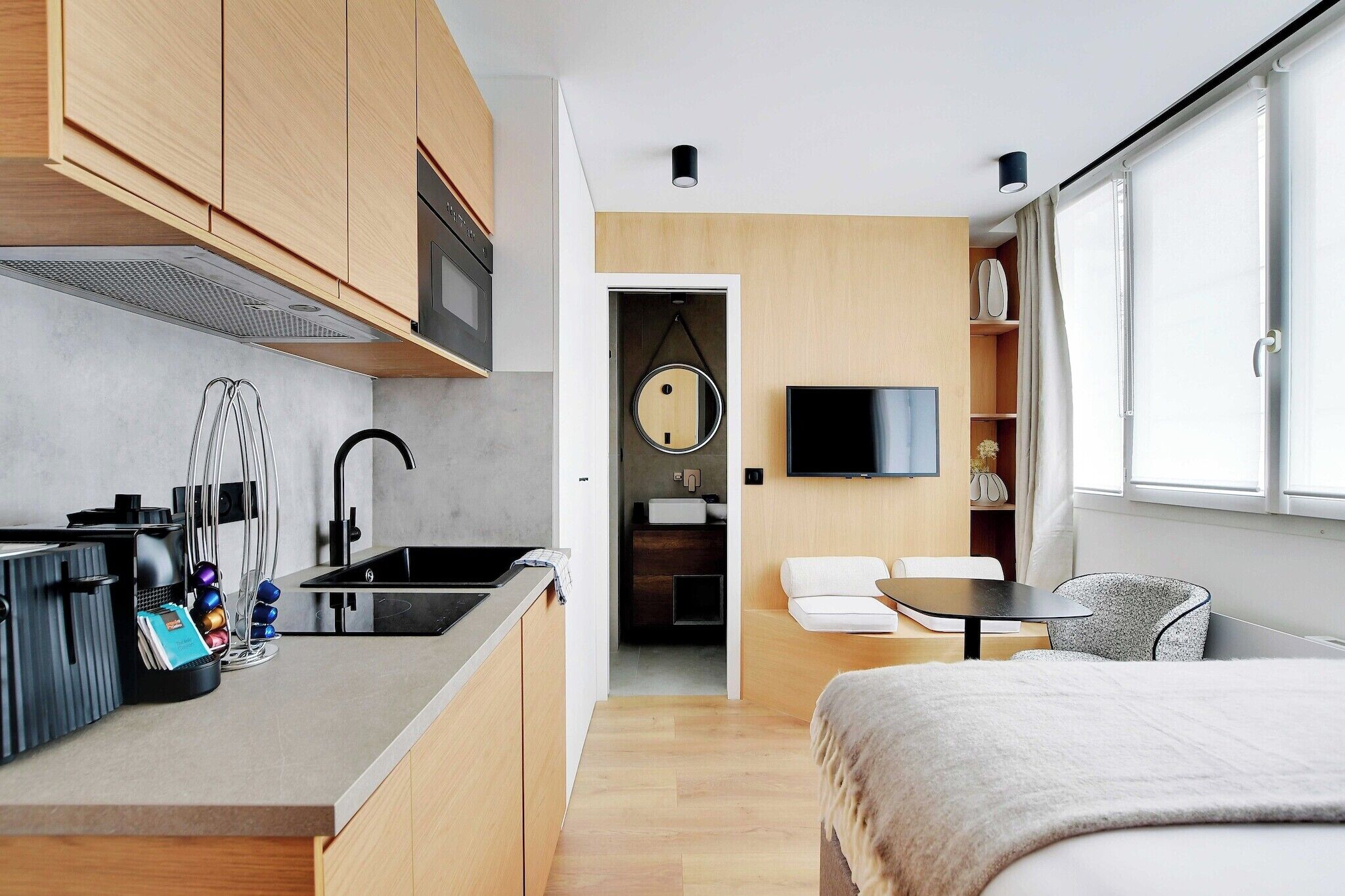 Escritorio, tabla de planchar con plancha, Internet y ropa de cama