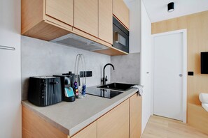 Jääkaappi, mikroaaltouuni, liesi, kahvin-/teenkeitin