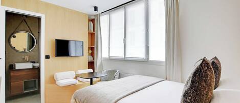 Skrivebord, strykejern/-brett, internettilgang og sengetøy