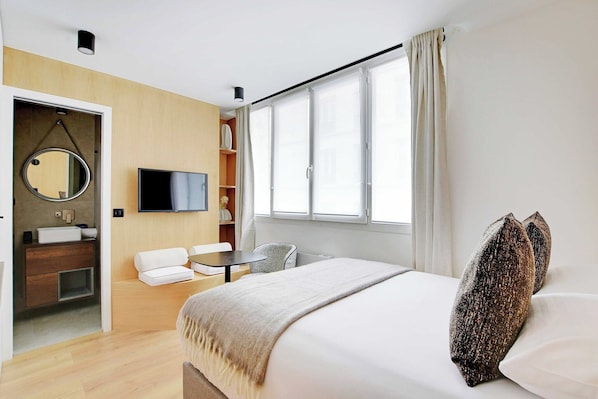 Työpöytä, silitysrauta/-lauta, internet, vuodevaatteet