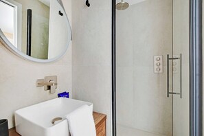 Shower, hair dryer, towels - Charming Studio 2P - Place de la République (Paris)