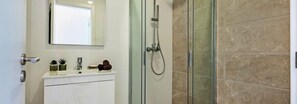 Shower, hair dryer - APARTMENT SOL, Quinta da Gomeira (Cabanas de tavira)