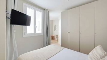 Desk, iron/ironing board, free WiFi, bed sheets