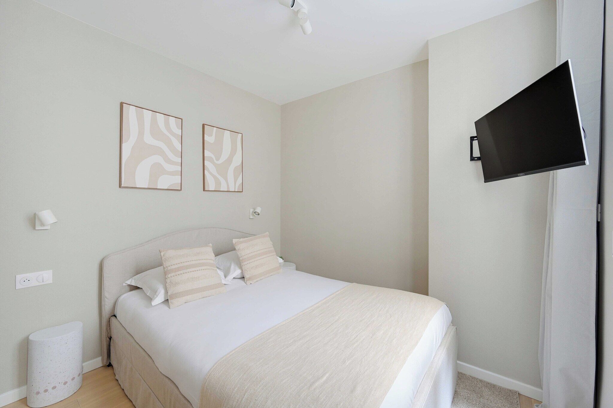 Skrivebord, strykejern/-brett, wi-fi (inkludert) og sengetøy