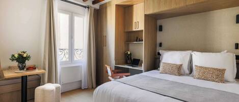 デスク、アイロン / アイロン台、WiFi (無料)、ベッドシーツ