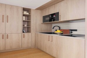 Réfrigérateur, micro-ondes, plaque de cuisson, grille-pain