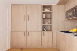 Réfrigérateur, micro-ondes, plaque de cuisson, grille-pain